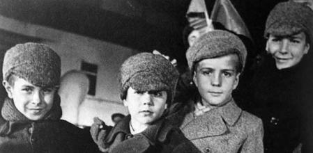 Niños españoles evacuados durante la Guerra Civil tras su llegada a la Unión Soviética