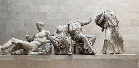 Los Mármoles de Elgin, originalmente parte del Partenón y la Acrópolis de Atenas, se exhiben en la Galería Duveen del Museo Británico