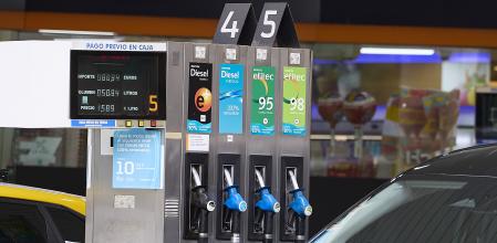 Surtidores de una gasolinera Repsol