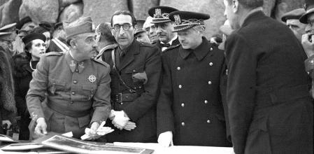 Sánchez Mazas junto a Franco en el Valle de los Caídos, 1940.
