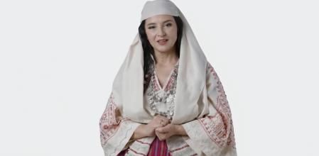 Diella es representada como una mujer con un vestido tradicional albanés 