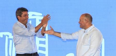 El presidente de la Generalitat, Carlos Mazón, y el secretario general del PP, Miguel Tellado (d), durante la inauguración del curso político del PPCV celebrada este viernes en Benidorm.&nbsp;