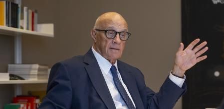 Josep Oliu durante la entrevista en la sede operativa del banco en Sant Cugat