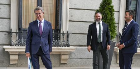 El presidente del PP, Alberto Núñez Feijóo (i), el presidente de VOX, Santiago Abascal (c) y&nbsp;