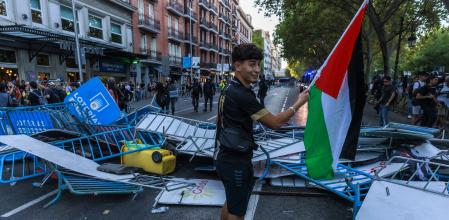 Un manifestante en el paseo del Prado ante un barricada de vallas&nbsp;