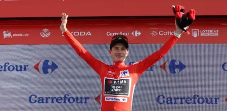 Cycling - Vuelta a Espana - Stage 20 - Robledo de Chavela to Bola del Mundo - Robledo de Chavela, Spain - September 13, 2025 Team Visma | Lease a Bike's Jonas Vingegaard celebrates on the podium wearing the red jersey after stage 20 REUTERS/Bruna Casas