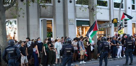 Cargas policiales a varias personas que protestan a favor de Palestina en Atocha, el día de la etapa 21 de la Vuelta Ciclista a España, a 14 de septiembre de 2025, en Madrid (España). La Vuelta Ciclista a España pone hoy en Madrid el punto y final a una 90 edición de la ronda española marcada por las protestas en apoyo del pueblo palestino. La etapa final ha comenzando en la localidad de Alalpardo y finaliza en Cibeles con un recorrido de 106 kilómetros.
