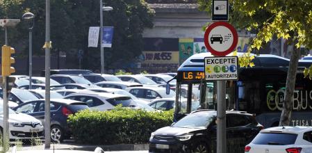 Señalización en el acceso norte de Girona de Zona de Bajas Emisiones que entra en vigor hoy.