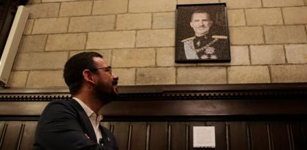 El alcalde de Girona, Lluc Salellas, observando el mosaico del rey el día que fue colocado en una pared lateral del salón de plenos, el pasado 15 de septiembre.&nbsp;