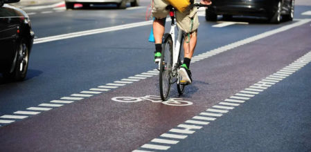 Obligados a pagarle 8.000 euros a un ciclista porque tropezó con una estructura metálica para proteger una boca de riego