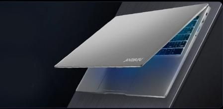 Portátil Nikear sobre un escritorio con fondo negro