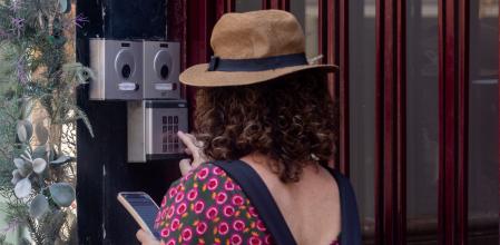 Una mujer escribe un código para conseguir las llaves de un apartamento turístico, a 1 de julio de 2025, en Madrid (España).