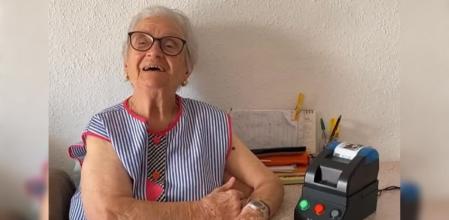 La abuela Pilar, probando la impresora Heralto.
