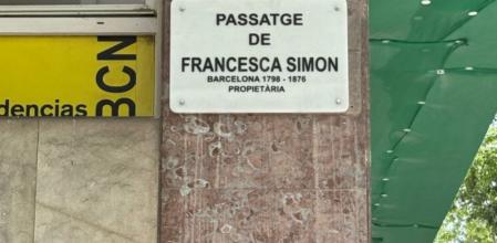 El pasaje dedicado a Francesca Simon con la placa recién instalada