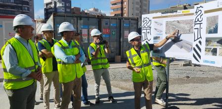 El conseller Martínez Mus y el alcalde Luis Barcala asisten a la explicación técnica de la marcha de las obras de la estación central de Tram de Alicante.