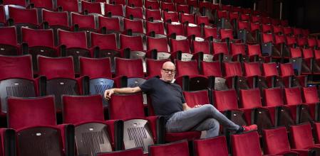 Àlex Rigola en las gradas de la sala Fabià Puigserver delTeatre Lliure