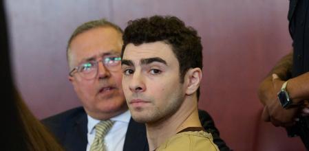 Luigi Mangione, junto a su abogado, durante la audiencia celebrada este martes en el tribunal de Manhattan&nbsp;