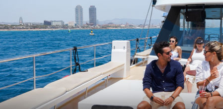 Club Vanguardia sortea una salida en catamarán ecológico por la costa de Barcelona.