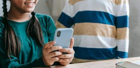 Imagen de unos adolescentes usando el teléfono móvil.