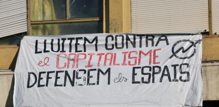 Pancarta en la antigua tintorería Cardona, ahora ocupada.