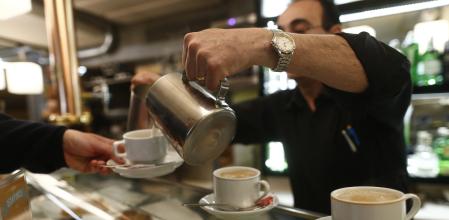 trabajador, trabajando, camarero, bar, autónomo, consumo, cafetería, café, precios, IPC, empleo, paro, parados, hostelería, desayuno