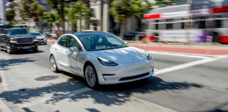 Una familia no pudo ser salvada debido a las manijas del Tesla