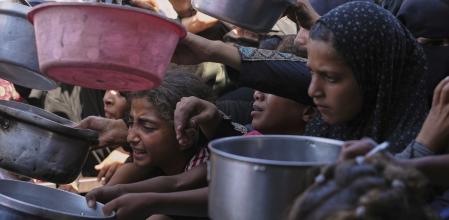 Niños palestinos tratan de conseguir alimento en Jan Yunis, en la franja de Gaza&nbsp;