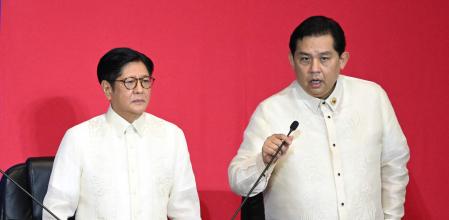 El presidente de Filipinas, Ferdinand Marcos, escuchando al presidente del Congreso, su primo Martín Romuáldez, antes de que este dimitiera este miércoles