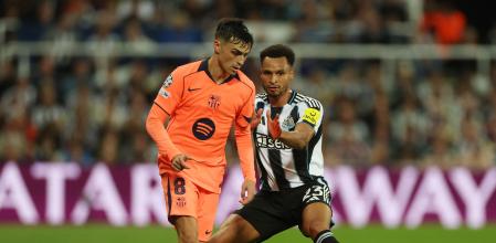 Pedri en acción en Newcastle ante Jacob Murphy