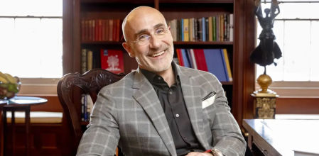 El catedrático Arthur Brooks