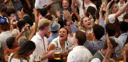 La gente reacciona mientras bebe cerveza el día de la inauguración oficial del 190º Oktoberfest, el festival de cerveza más grande del mundo en Múnich, Alemania, en el 2025