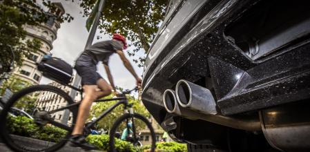 Escape de un coche, en una imagen de archivo