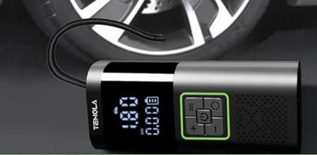 El inflador junto al neumático de un automóvil.