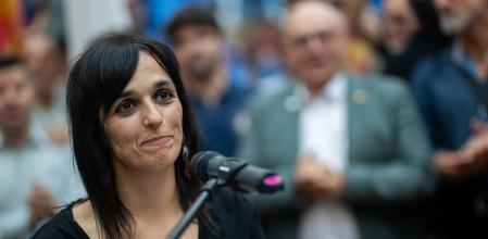 La diputada de Aliança Catalana, Silvia Orriols, interviene durante un acto de Aliança Catalana con motivo de la Diada, a 10 de septiembre de 2025, en Barcelona, Catalunya (España). La formación de Aliança Catalana, encabezada por Sílvia Orriols, ha convocado a sus afiliados y militantes para reunir fuerzas en el Fossar y hacer una ofrenda en memoria de los caídos de 1714. El acto ha estado marcado por la tensión entre distintos sectores del independentismo y activistas antifascistas, con intervención policial para separar grupos opositores y evitar altercados durante el discurso de Orriols.