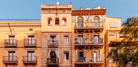 edificios antiguo de viviendas en barcelona al atardecer