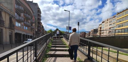 Los hierbajos crecen en las aceras de muchos puntos de la ciudad, como en esta escalinata de acceso a uno de los puentes que cruza el río Onyar