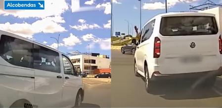El momento en el que una furgoneta intenta salir de una rotonda desde el carril interior y se cruza con un vehículo, al que obliga a frenar en seco para evitar un accidente