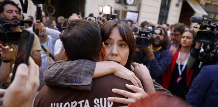 Diana Morant se abraza a una de las víctimas de la dana 