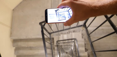 A punto de arrojar el iPhone Air por el hueco de una escalera.