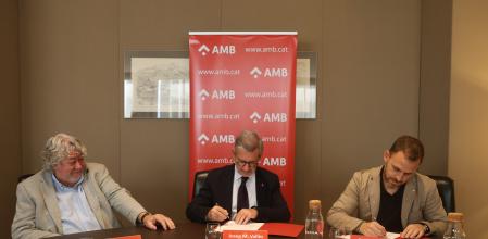 Antonio Balmón, Josep Maria Vallès y Carlos Cordón estampan su firma en el convenio