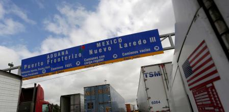 Unos camiones de mercancías hacen cola en la frontera entre México y EE.UU.