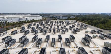 Imagen tomada con un dron que muestra las unidades de manejo de aire en el techo de un centro de datos de Digital Realty en Ashburn, Virginia (EE. UU.), este estado alberga la mayor concentración de centros de datos del mundo