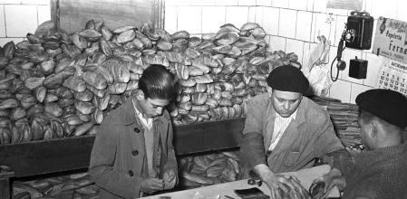 Venda de pa amb cartilles de racionament als anys quaranta