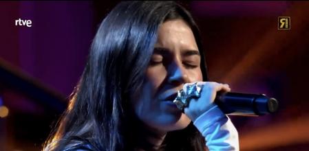 La cantante Vera GRV cantando en 'La Revuelta'