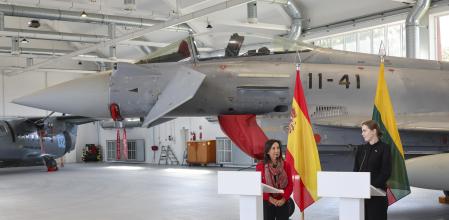 SIAULIAI, 24/09/2025.- La ministra española de Defensa, Margarita Robles, y su homóloga lituana, Dovilë Sakalienë (d), ofrecen una rueda de prensa desde la Base Aérea de Siauliai, este miércoles. El avión militar español en el que Robles se ha desplazado a Lituania sufrió un intento de