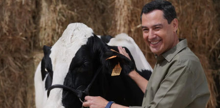 Moreno Bonilla abraza a la vaca Fadie en un acto electoral en 2018