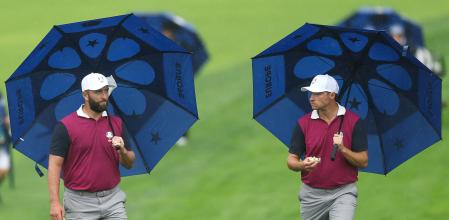 FARMINGDALE, NEW YORK - SEPTEMBER 25: Jon Rahm of Team Europe talks with Rasmus Hojgaard of Team Europe during a practice round prior to the Ryder Cup 2025 at Black Course at Bethpage State Park Golf Course on September 25, 2025 in Farmingdale, New York. Carl Recine/Getty Images/AFP (Photo by Carl Recine / GETTY IMAGES NORTH AMERICA / Getty Images via AFP)