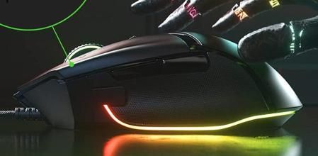 Mano robótica con un ratón