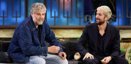 El humorista manchego se llevó La Revuelta a su terreno con ironías sobre los horarios de Buenafuente y la competencia con Pablo Motos