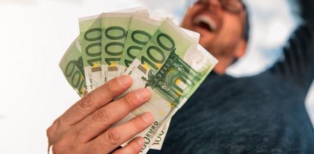 Joven empresario contento tras recibir crédito rápido por internet